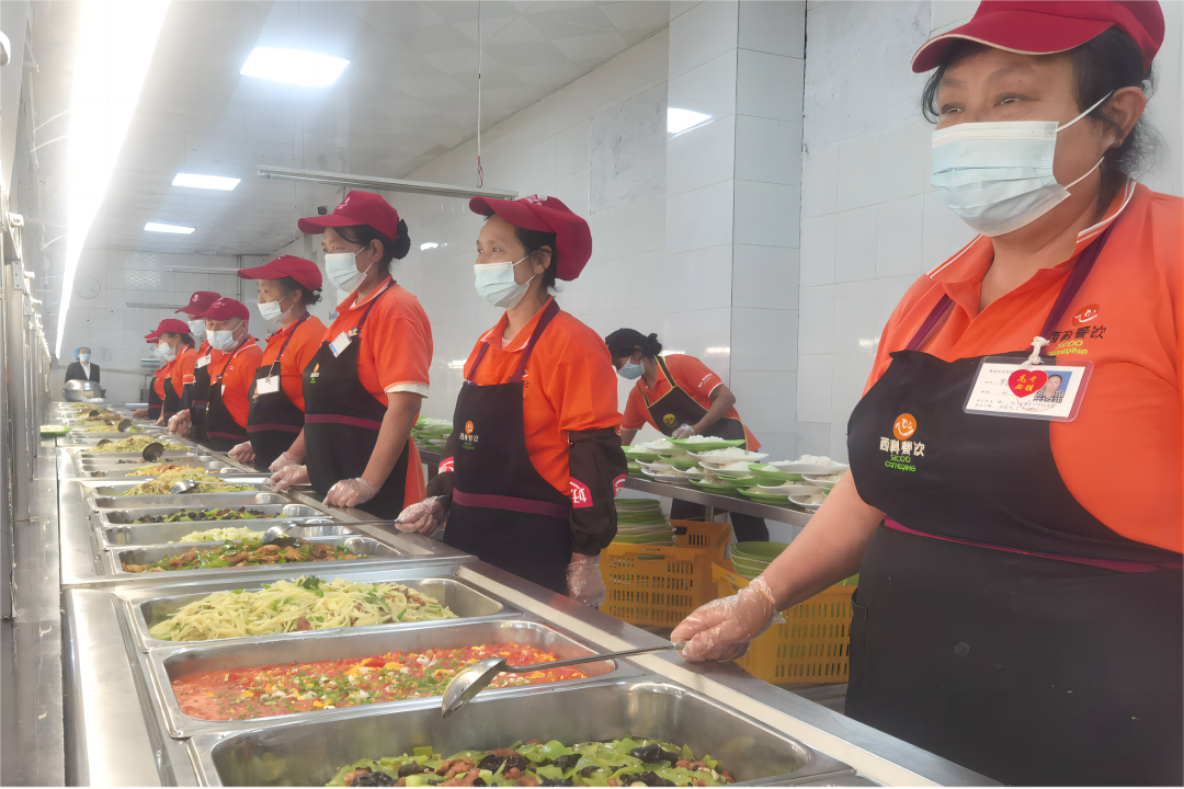 营养三餐 温馨陪同—— 米乐m6餐饮集团中学项目部全力以赴包管新学期营养餐供应事情